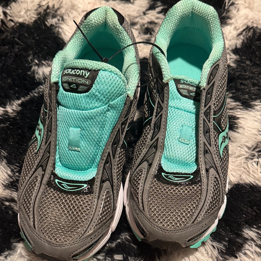 New ..Saucony Women's Athletic Shoes size 8